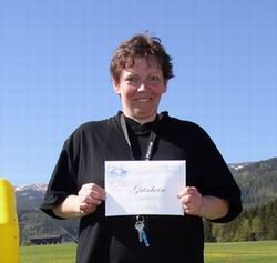 Karin gewinnt den Hauptpreis der Verlosung: 1 Woche Nordland Erlebniscamp in Schweden